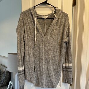 Market & Spruce Gray V-Neck Women's Sweater